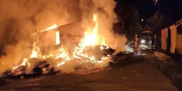 Sultangazi’de gecekondu alev alev yandı