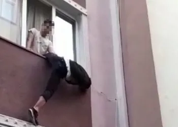 Ev sahibi yakaladığı hırsızı camdan sarkıttı
