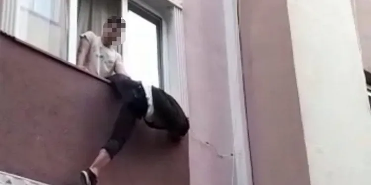 Ev sahibi yakaladığı hırsızı camdan sarkıttı