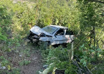Samsun’da otomobil uçuruma yuvarlandı
