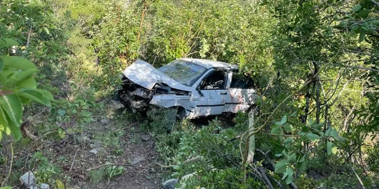 Samsun’da otomobil uçuruma yuvarlandı