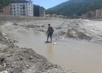 Bozkurt’ta Ezine Çayı’nın suyu çekildi