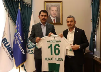 Murat Kurum’a Bursaspor forması hediye edildi