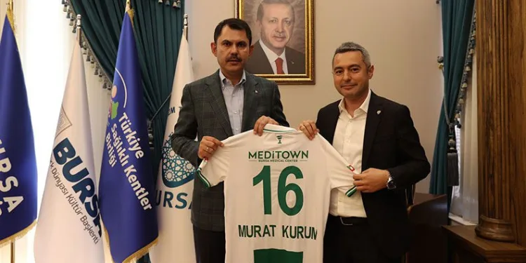 Murat Kurum’a Bursaspor forması hediye edildi