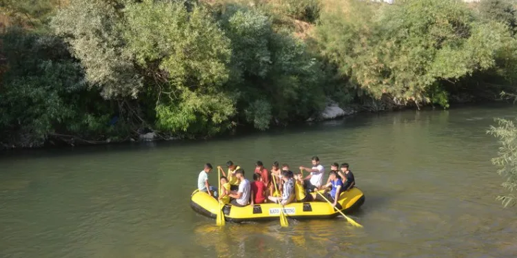 Şırnaklı çocuklar bayramı rafting heyecanıyla geçirdi