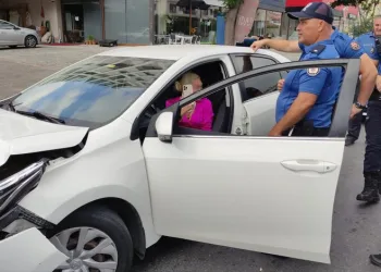Alkollü turist polisi çileden çıkardı