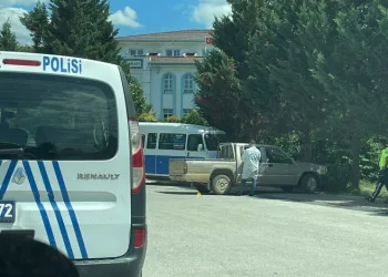 Bursa’da adliye bahçesinde damadını bıçakladı