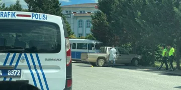 Bursa’da adliye bahçesinde damadını bıçakladı