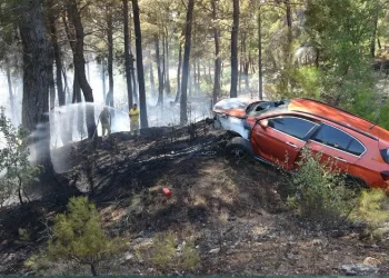 Kaza sonrası çıkan yangın kontrol altında