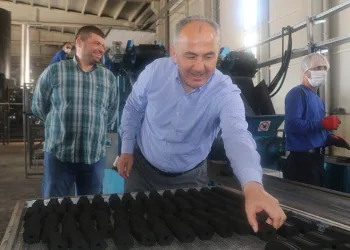 Çay çöpünden mangal kömürü üretiliyor