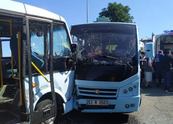 İki dolmuş kafa kafaya çarpıştı: 17 yaralı