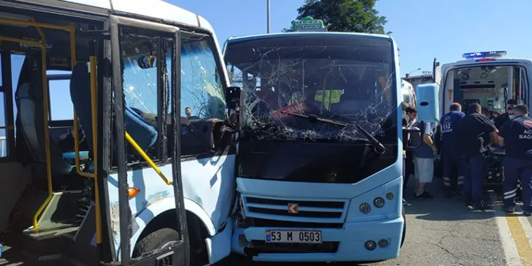 İki dolmuş kafa kafaya çarpıştı: 17 yaralı