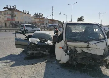 Kamyonetle otomobil çarpıştı: 3 yaralı