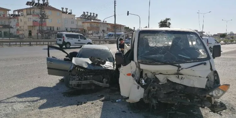 Kamyonetle otomobil çarpıştı: 3 yaralı