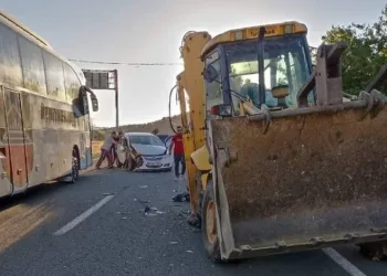 İş makinesi otomobile çarptı: 3 yaralı