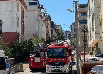 5 katlı binanın çatısında yangın çıktı