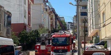 5 katlı binanın çatısında yangın çıktı