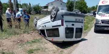 Hafif ticari araç takla attı: 2 yaralı