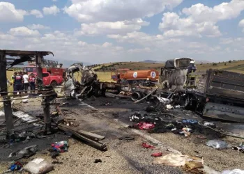 TIR ve kamyon çarpıştı: 3 ölü, 1 yaralı