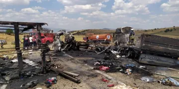 TIR ve kamyon çarpıştı: 3 ölü, 1 yaralı