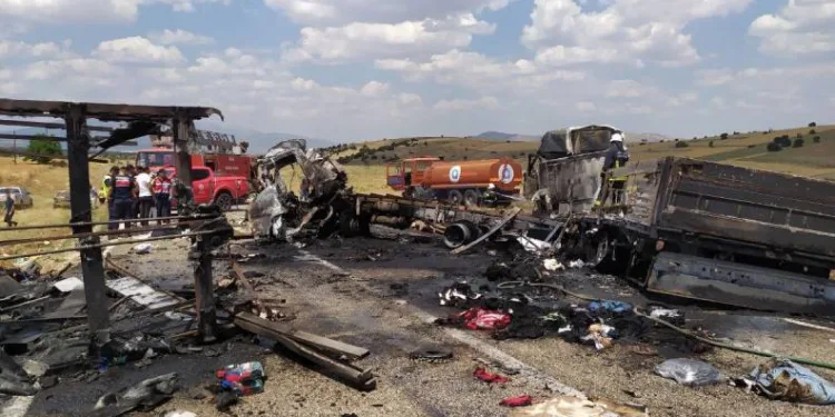 TIR ve kamyon çarpıştı: 3 ölü, 1 yaralı