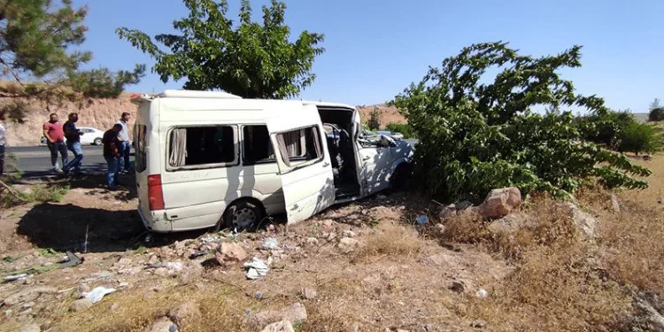 İşçi servisi ağaca çarptı: 15 yaralı
