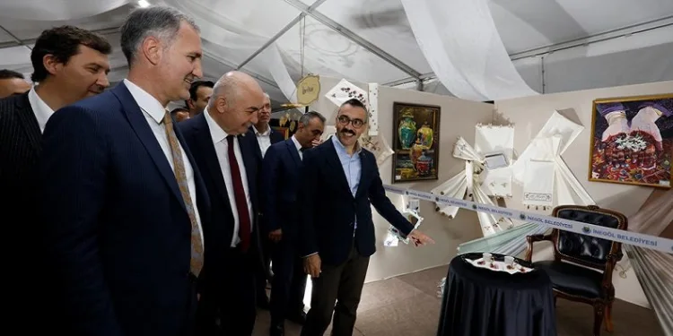 Festival çadırlarında el emekleri sergilendi