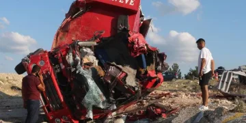 Nakliye kamyonu şarampole uçtu: 4 ölü