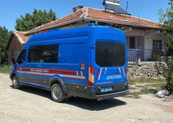 Tartıştığı karısını silahla vurdu