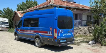 Tartıştığı karısını silahla vurdu