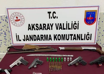 Restoran baskınında çok sayıda silah ele geçirildi