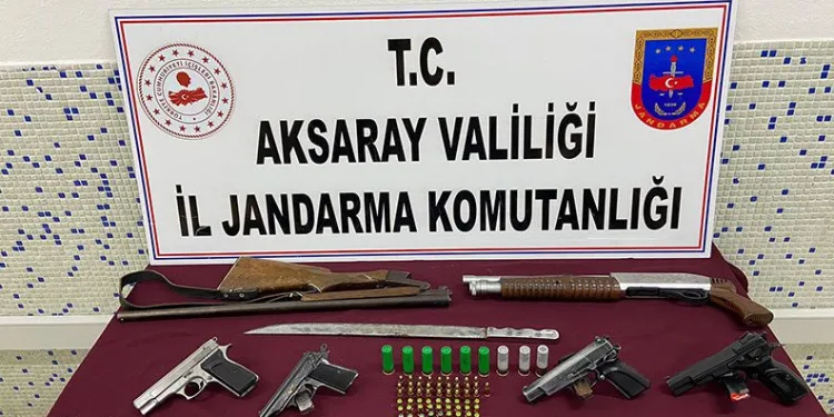 Restoran baskınında çok sayıda silah ele geçirildi