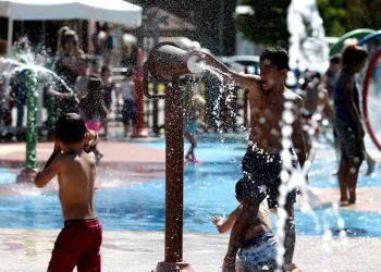 Bursa’da çocukların su parkı keyfi