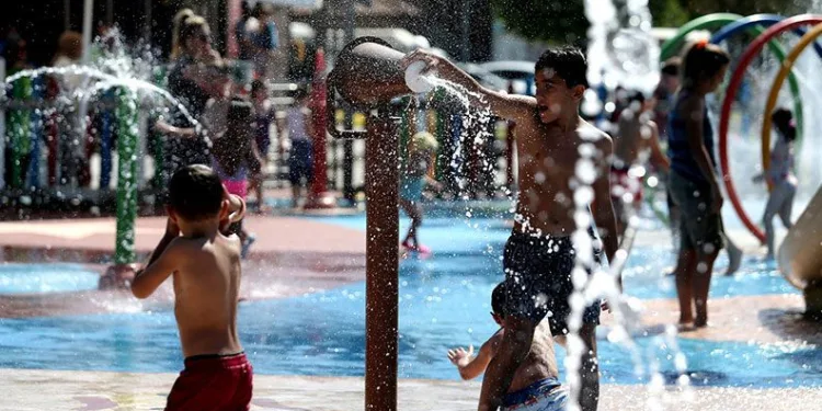 Bursa’da çocukların su parkı keyfi