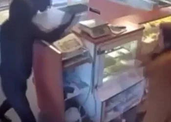 Fırına giren satırlı hırsızı bezle kovaladı