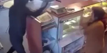 Fırına giren satırlı hırsızı bezle kovaladı