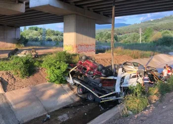 Bursa’da otomobil taşıyan TIR viyadükten uçtu