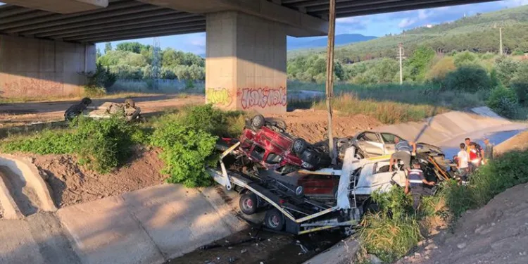Bursa’da otomobil taşıyan TIR viyadükten uçtu