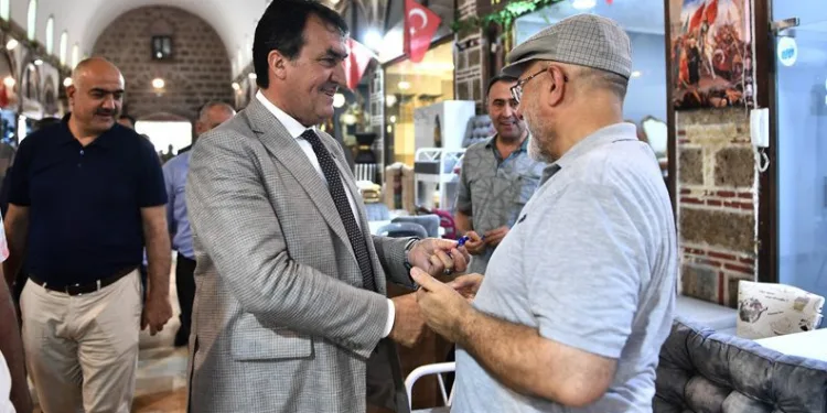 Başkan Dündar, esnafla bayramlaştı