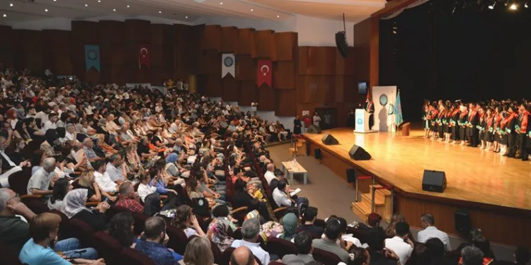 BUÜ Hukuk Fakültesi mezunlarını verdi