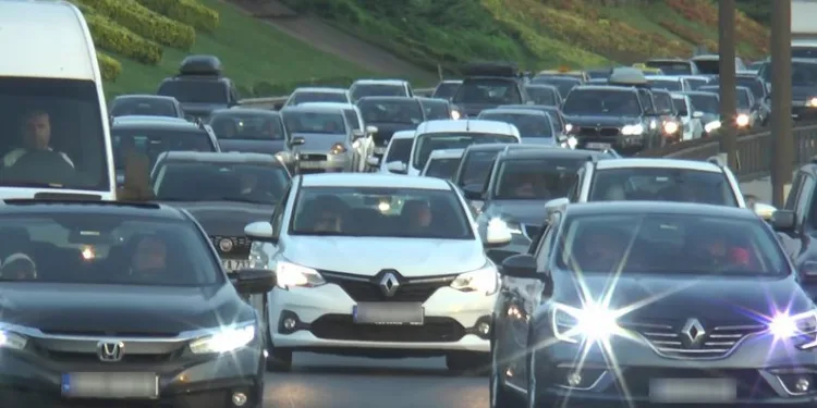 Tatilcilerin trafik yoğunluğu başladı