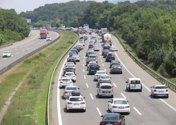 Bayram yoğunluğu trafiği durma noktasına getirdi
