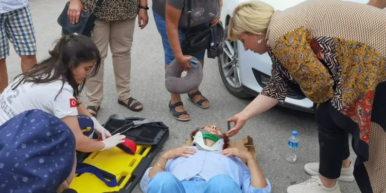 Bursa’da parkta yürüyen kadına araba çarptı