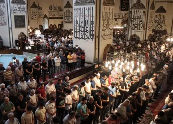 Bursalılar bayram namazı için camilere akın etti