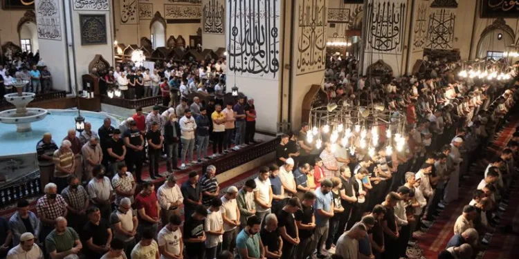 Bursalılar bayram namazı için camilere akın etti