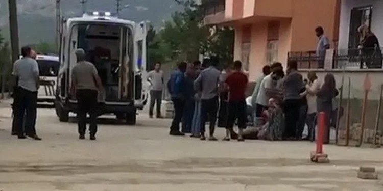 Annesiyle tartışan babasını öldürdü