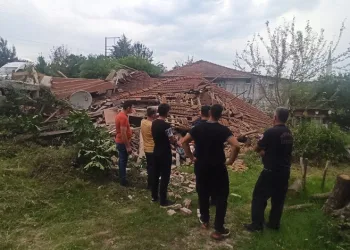 Kocaeli’de 2 katlı ev çöktü