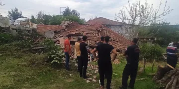 Kocaeli’de 2 katlı ev çöktü