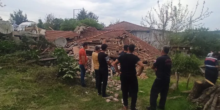 Kocaeli’de 2 katlı ev çöktü