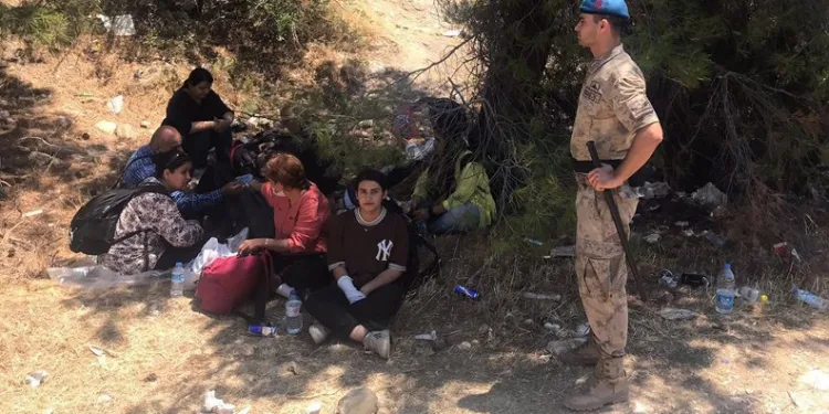 İzmir’de 143 kaçak göçmen yakalandı